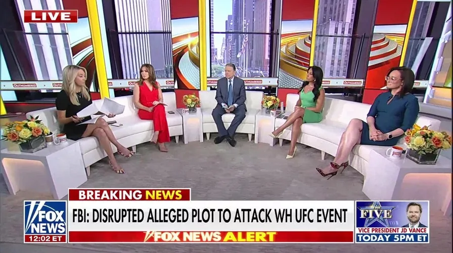 Mesa de debate de Fox News con cinco presentadores durante una emisión en directo sobre una alerta del FBI.