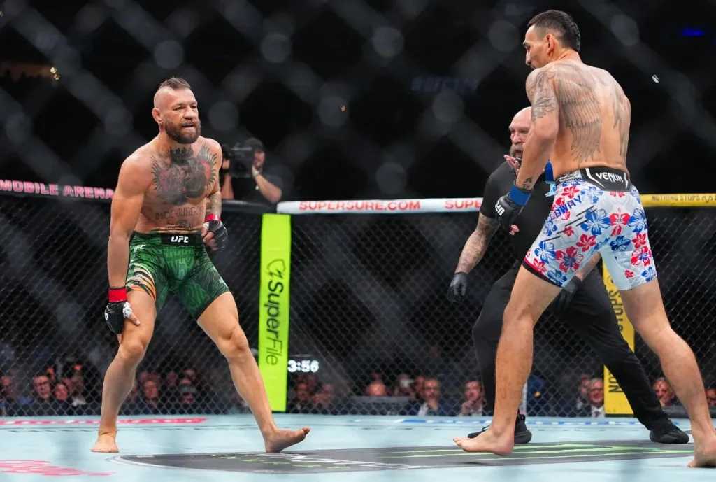 Conor McGregor y Max Holloway se enfrentan en el octágono de la UFC.
