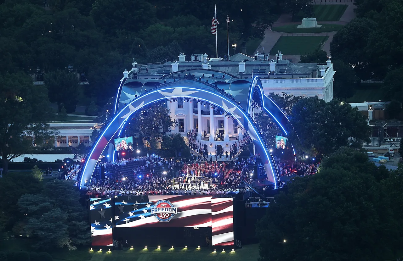Escenario de UFC Freedom 250 instalado frente a la Casa Blanca durante un evento nocturno.