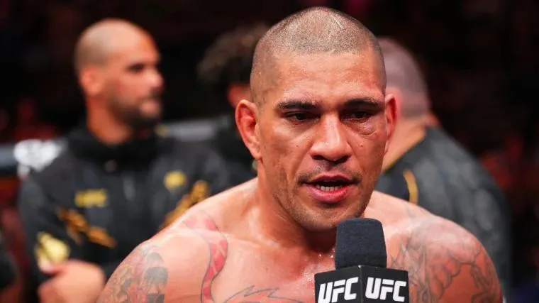 Alex Pereira habla frente al micrófono tras un combate de UFC.