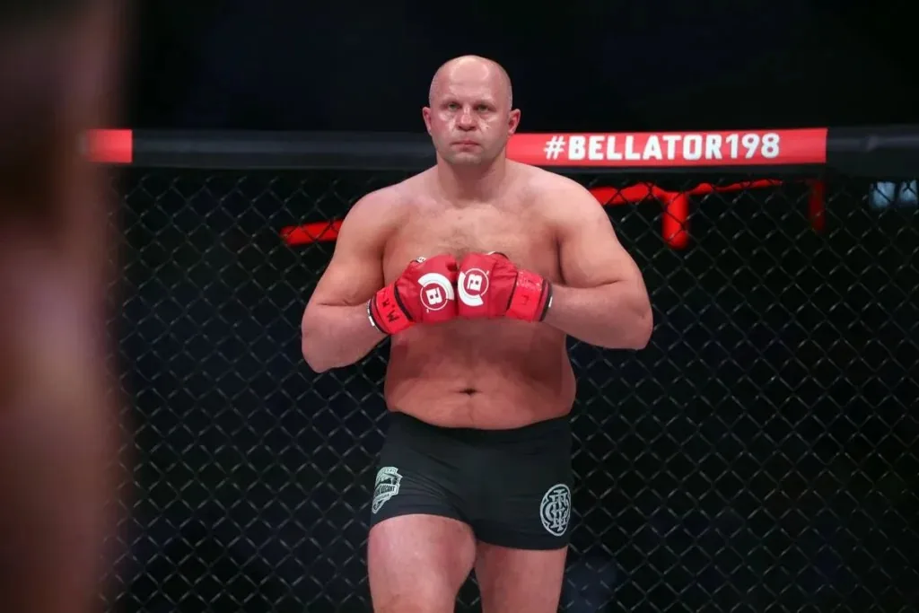 Fedor Emelianenko, con guantes rojos, espera el inicio del combate dentro de la jaula de Bellator 198.