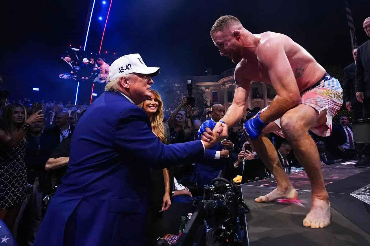 Donald Trump estrecha la mano de un luchador de UFC tras un combate, durante un evento en Estados Unidos.