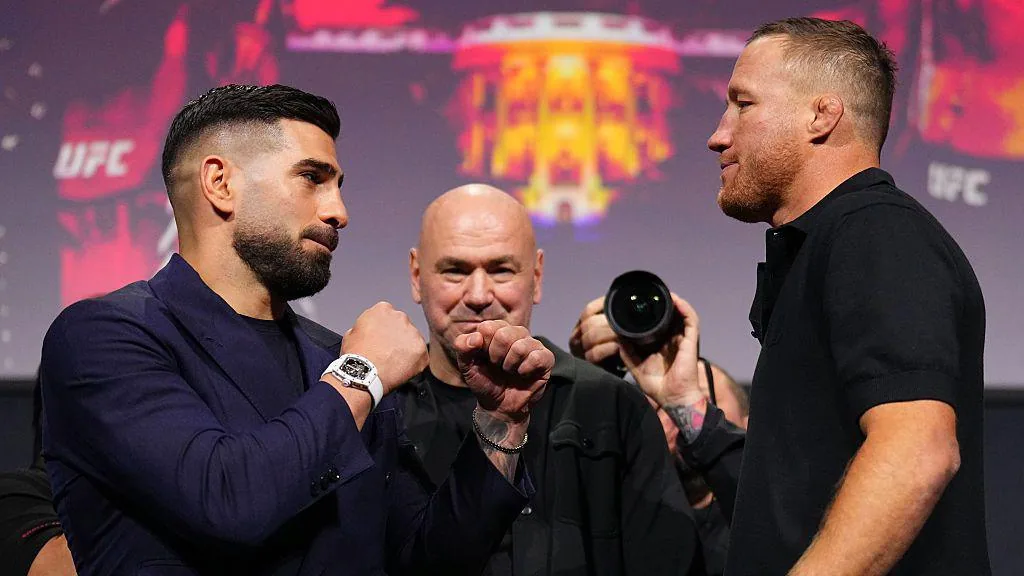 Tensión cara a cara entre el peleador de UFC Arman Tsarukyan y el croata Martin Buday, con Dana White al fondo.