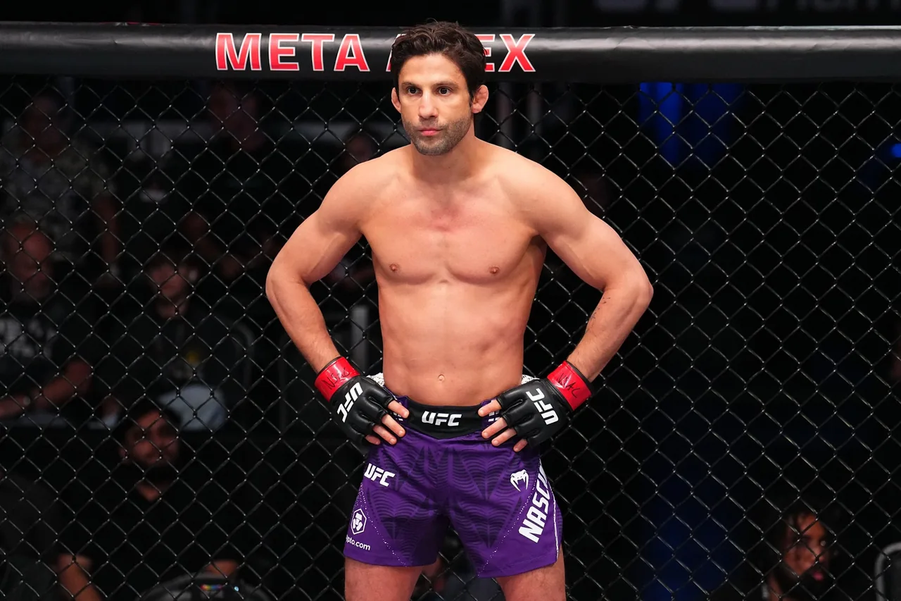 El peleador de UFC Xosé “The Spanish” en el octágono con guantes negros y pantalón corto morado.