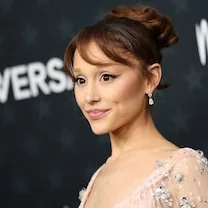 Ariana Grande posa con un vestido rosa de hombros descubiertos en un evento de Universal.