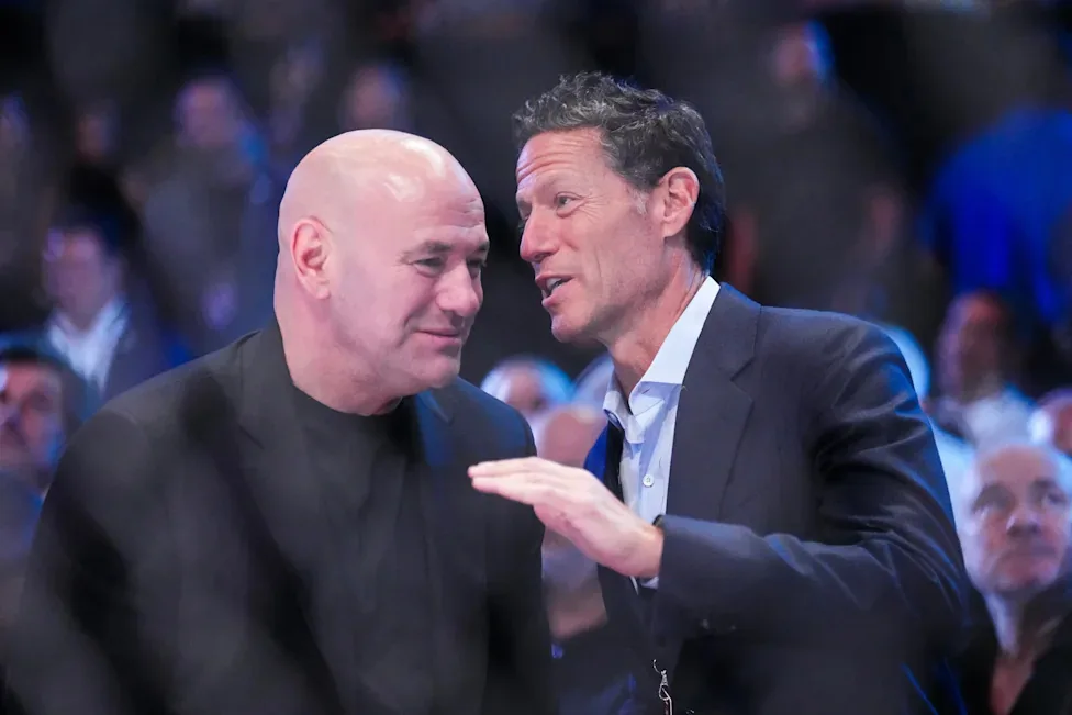 Dana White conversa con un hombre durante un evento público.