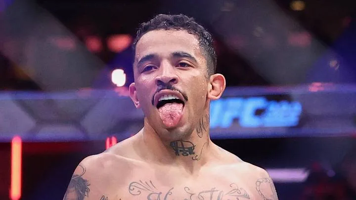 Un peleador de UFC saca la lengua dentro del octágono tras el combate.