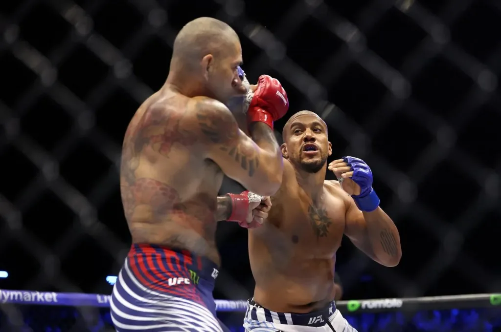 Dos luchadores de UFC intercambian golpes durante un combate de artes marciales mixtas.