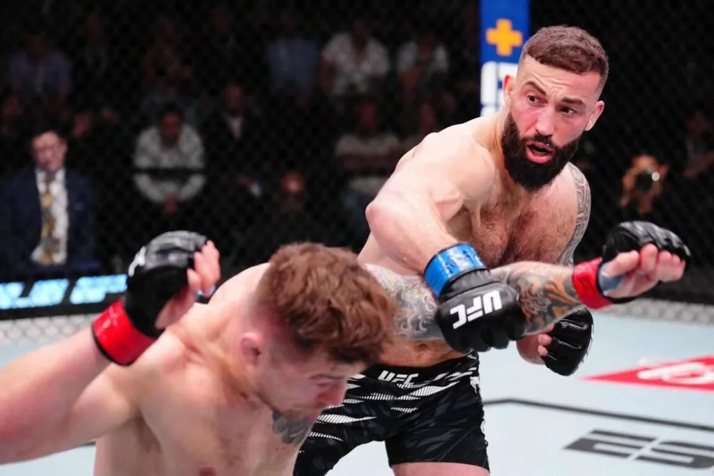 Dos luchadores de UFC intercambian golpes dentro del octágono.