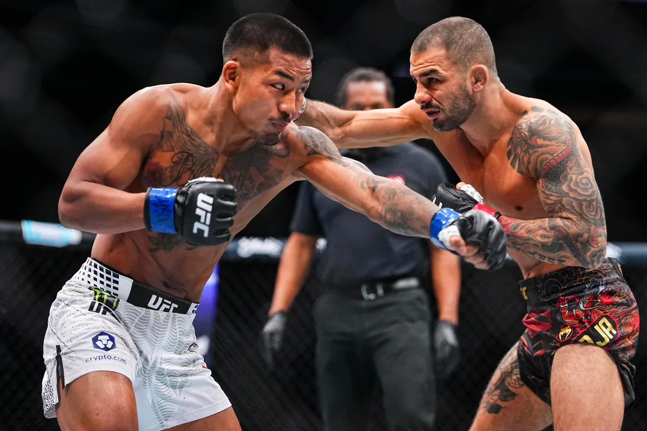 Dos luchadores de UFC intercambian golpes en el octágono durante un combate.