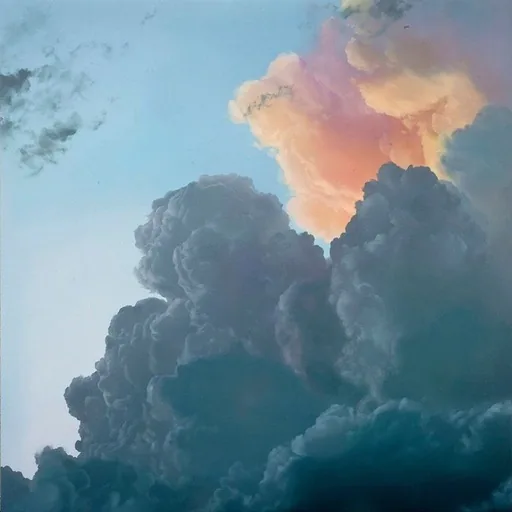 Grandes nubes de tormenta se elevan en un cielo azul con tonos rosados al atardecer.