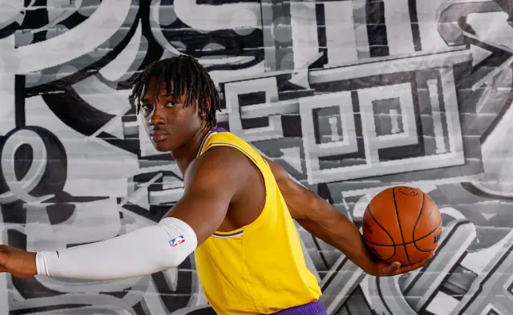 Adou Thiero Los Angeles Lakers se destaca en la Summer League 2026. Su rendimiento promete influir en la temporada venidera.
