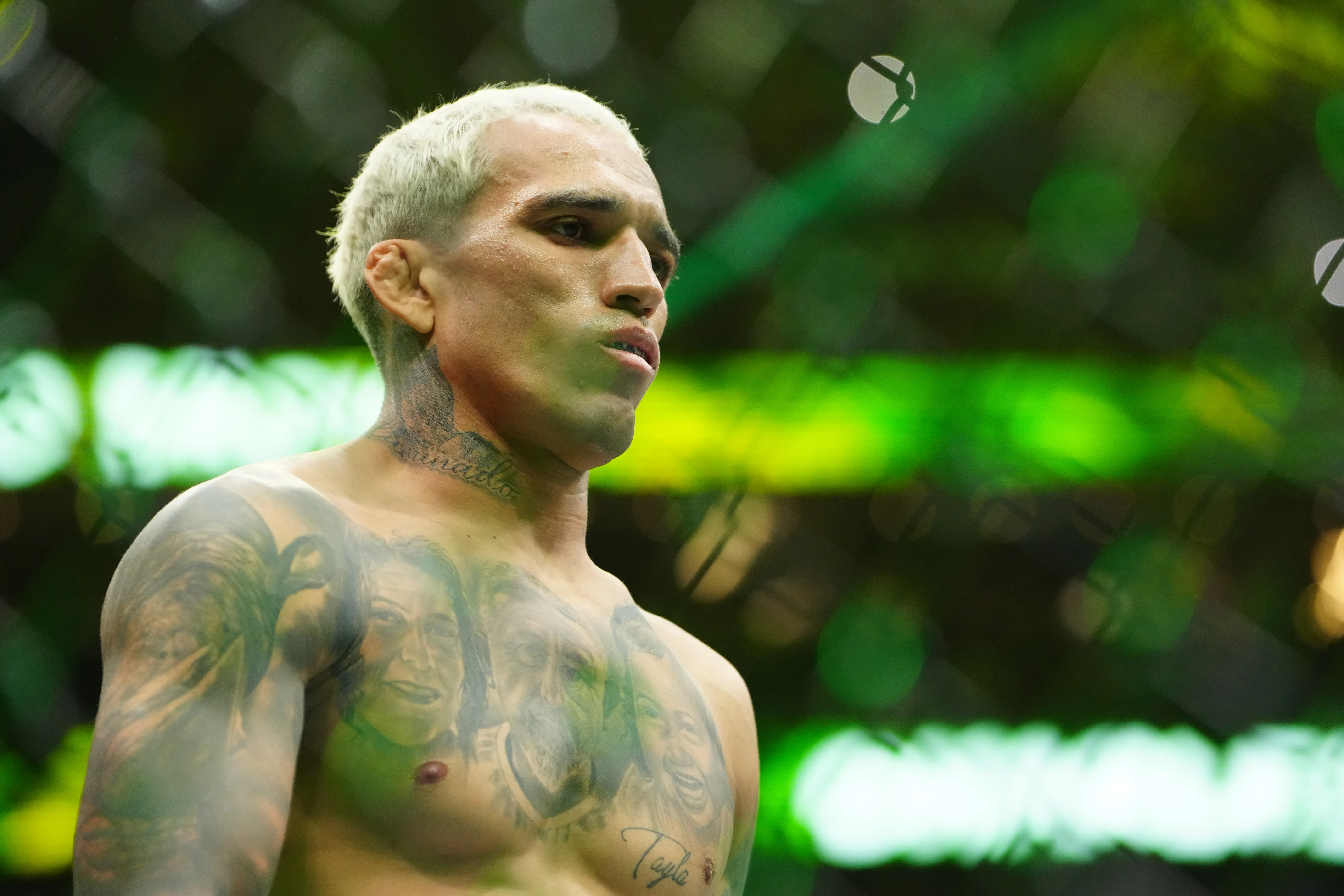 Charles Oliveira analiza McGregor vs Holloway en UFC 329 y explica qué puede cambiar en el peso ligero. Lee su lectura clave y sigue la pelea.