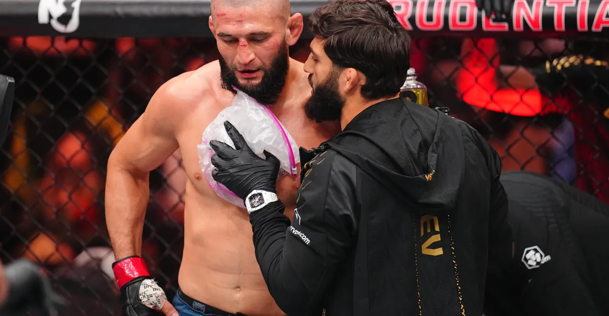 Chimaev pide revancha a Strickland tras UFC 328. Detalles del combate, estadísticas clave y repercusiones en la división de peso mediano.