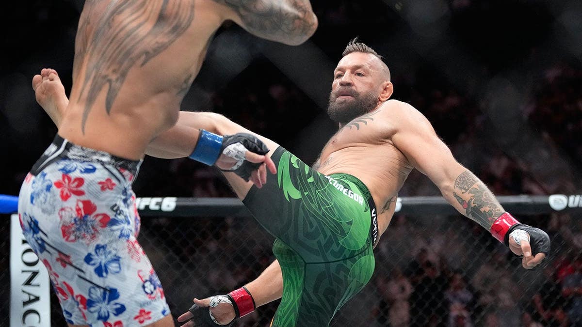 Conor McGregor le da una patada a Max Holloway en un UFC en Las Vegas.