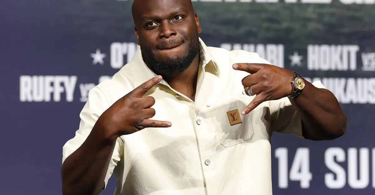 Derrick Lewis body shot aparece en un video viral donde noquea a un aficionado con un golpe al cuerpo; este resumen explica cuándo ocurrió y su contexto.