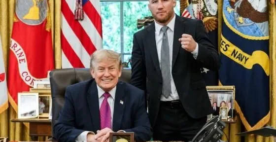 Gaethje en la Casa Blanca tras ganar el cinturón ligero; Trump lo recibió en el Despacho Oval después de vencer a Topuria.