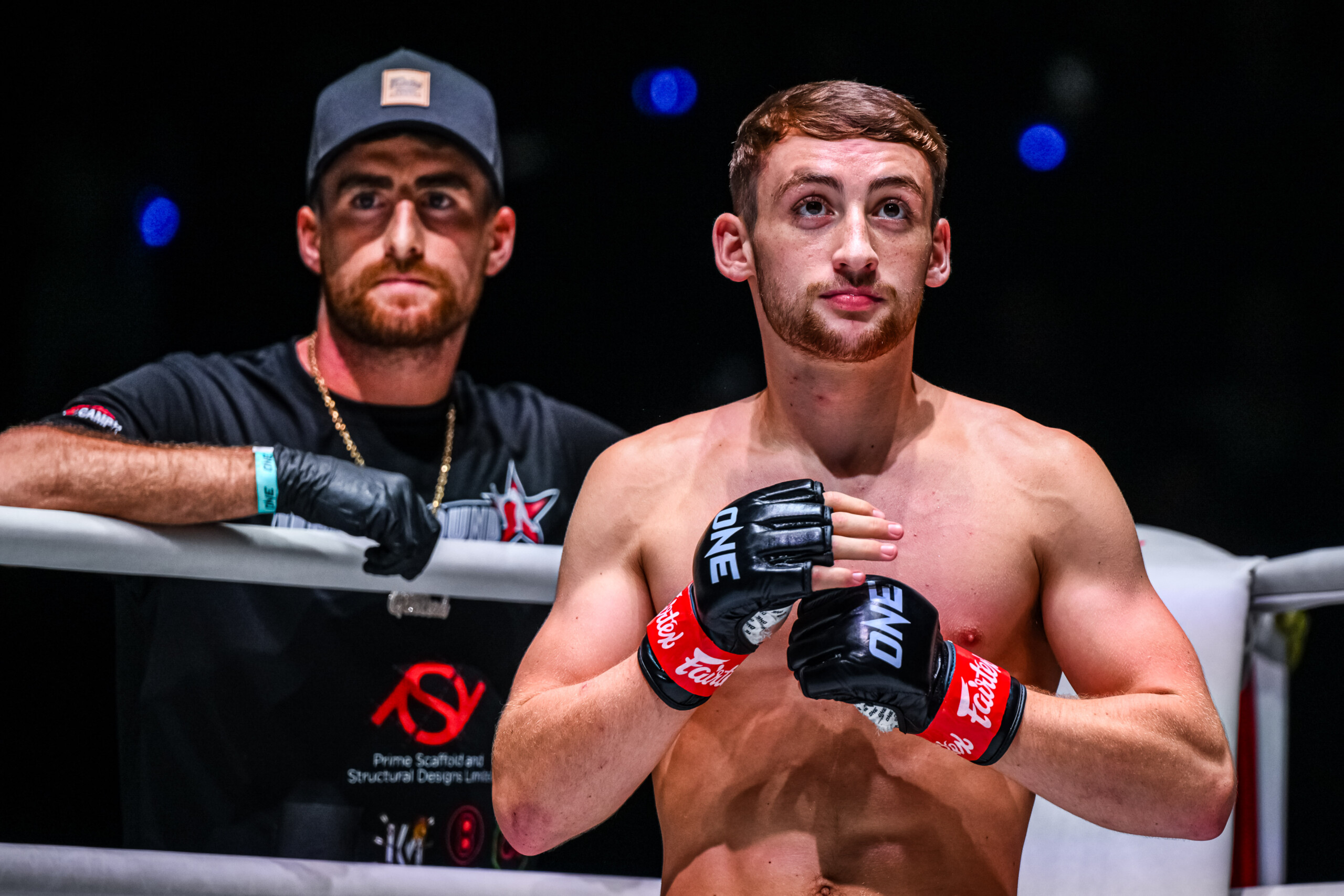 Hermanos Muay Thai en ONE Championship destacan por su victoria en Lumpinee 2026. Incluye estadísticas, impacto latino y próximos rivales.