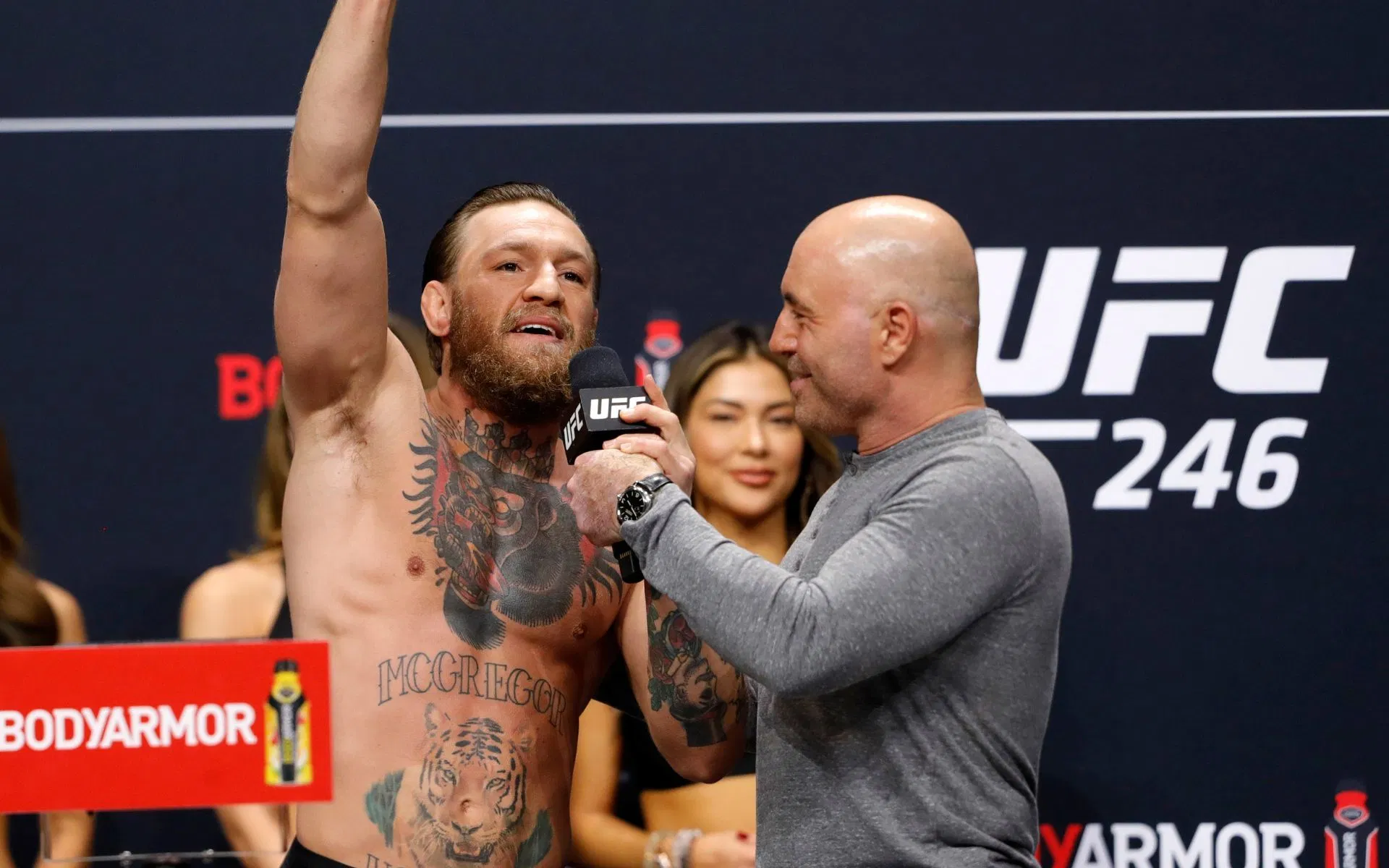 Joe Rogan analiza la lesión de McGregor ante Holloway en UFC 329: descubre qué pasó en el aterrizaje y por qué la rodilla cedió. Lee el análisis.