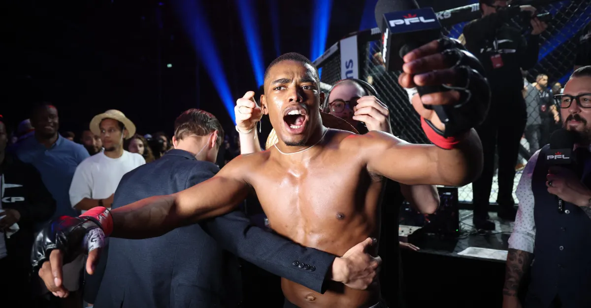 KO de Patrick Habirora a Benson Henderson en 21 segundos en PFL Bruselas. Detalles del nocaut, impacto en rankings y futuro de ambos peleadores.