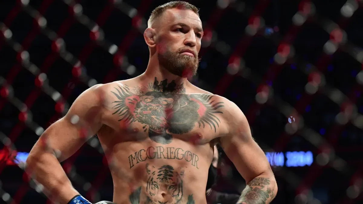 Resultados UFC 329: McGregor regresó y dominó a Holloway en 170 libras, con una cartelera que cerró sin interrupciones y en tiempo.