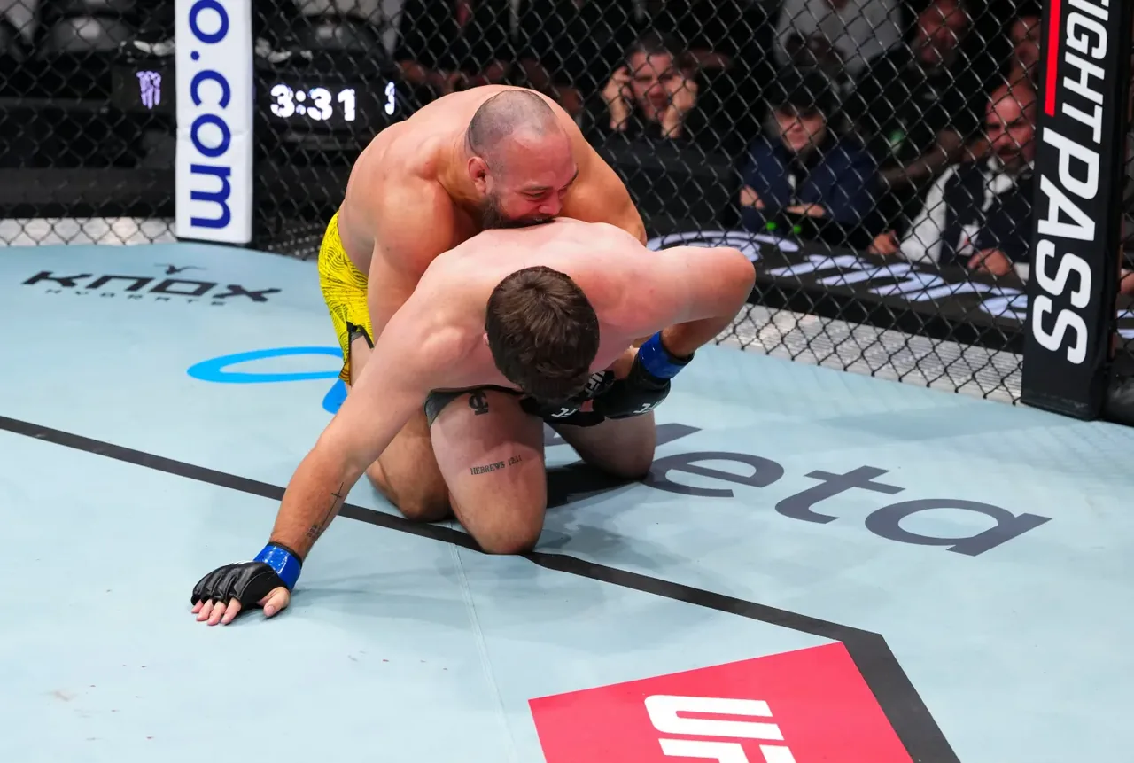 Victoria de Valter Walker en UFC Abu Dhabi: ganó por sumisión y encadenó cinco triunfos seguidos en los pesos pesados.